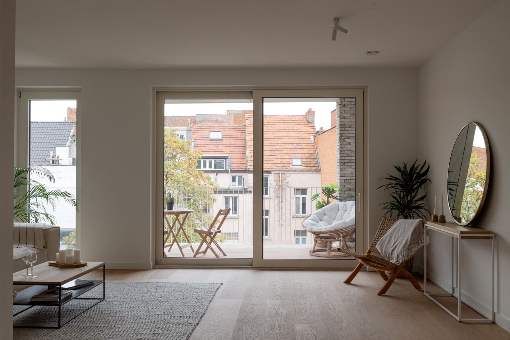 LEEFRUIMTE MODERN GEZELLIG TERRAS SCHUIFRAAM ALUMINIUM ANTWERPEN MEERGEZINSWONING ONTWERP BURO RATIO FOTOGRAFIE CATERINA STAHL OPDRACHTGEVER ARBOR PROJECTS