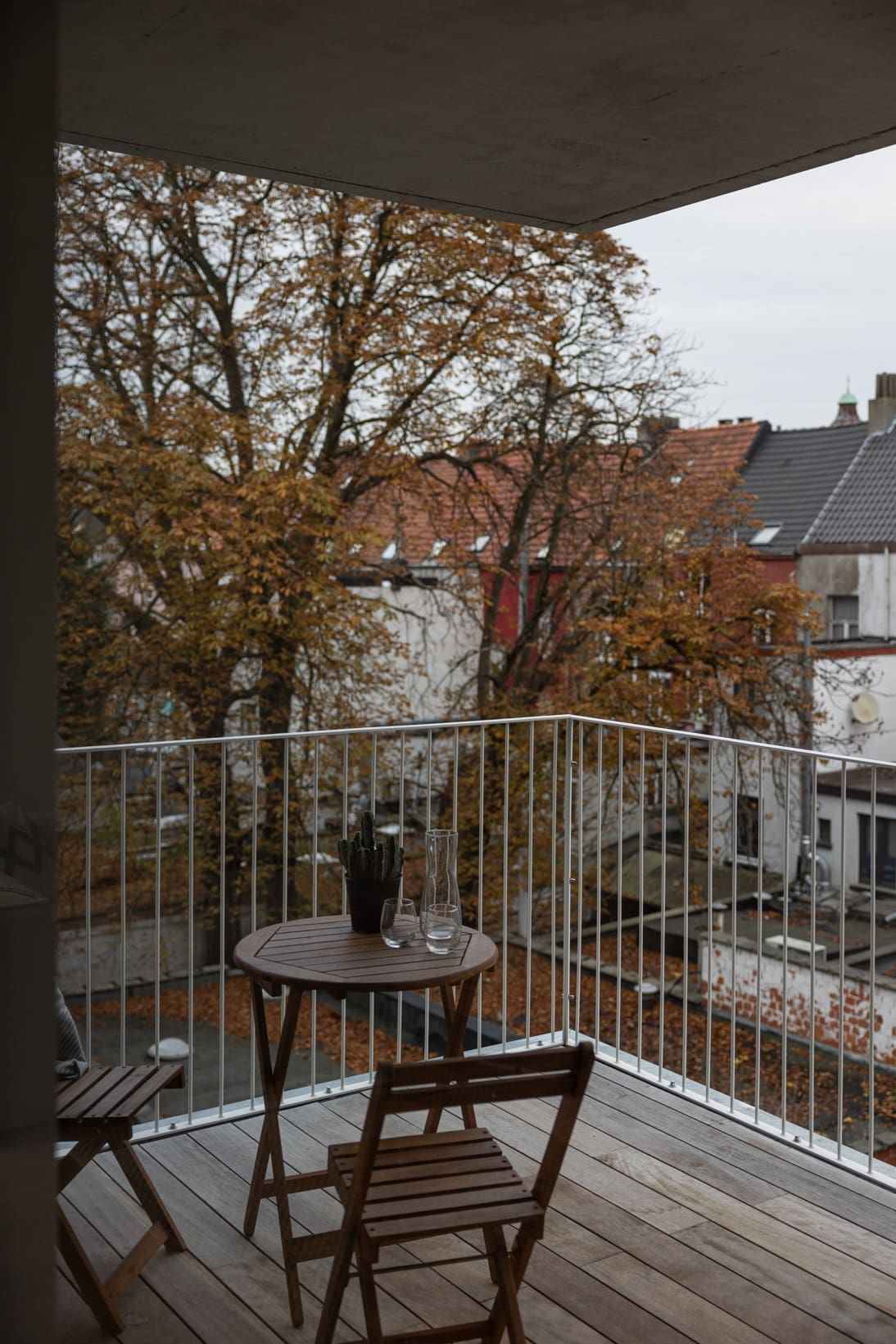 OVERDEKT TERRAS MET ZICHT OP GROEN BIJ MEERGEZINSWONING ANTWERPEN ONTWERP BURO RATIO FOTOGRAFIE CATERINA STAHL OPDRACHTGEVER ARBOR PROJECTS