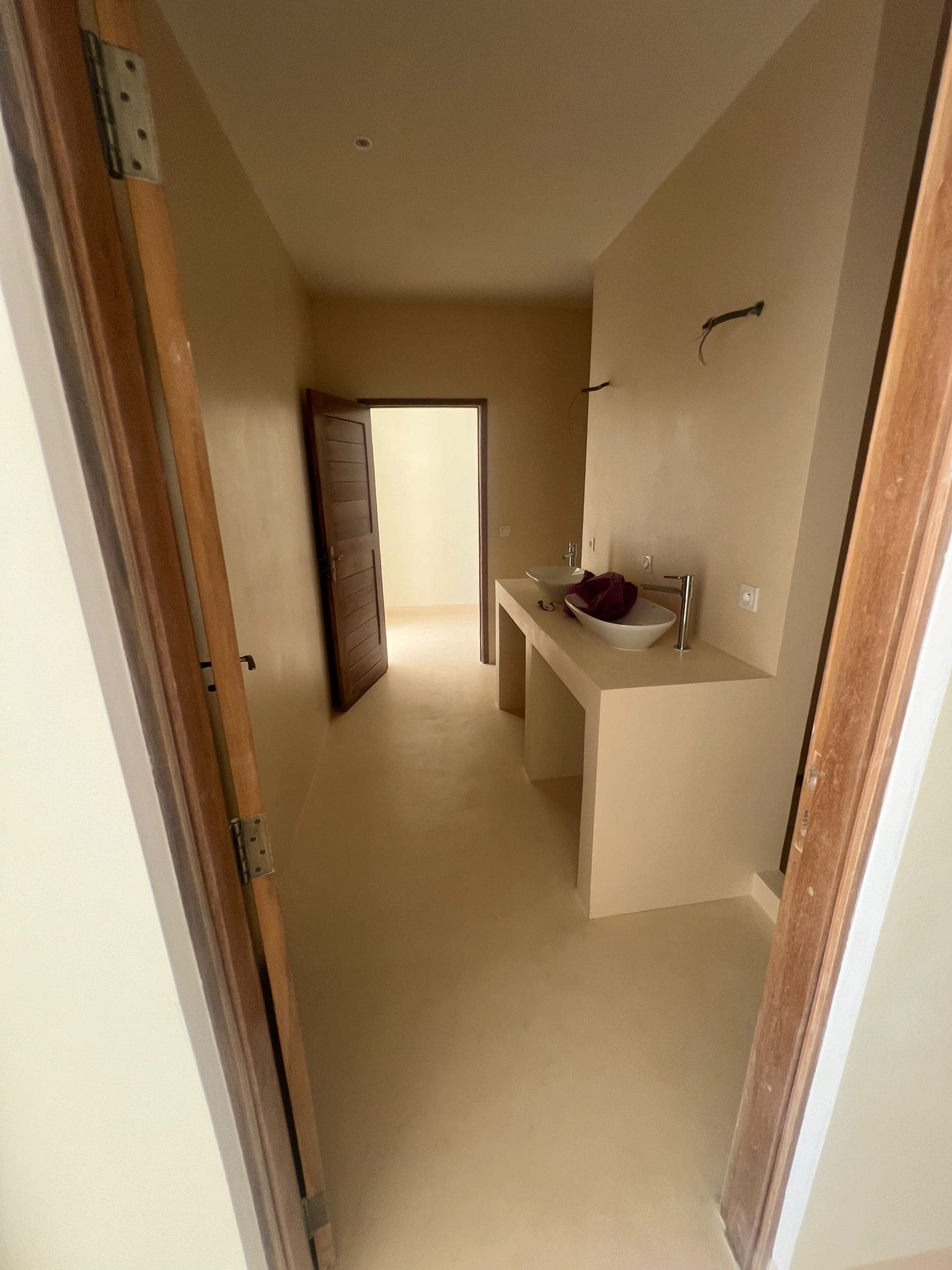 Guest bathroom in beige mortex in construction phase Voorontwerp door buro ratio architectuur & projectontwikkeling Project gelegen in Nosy Be, Madagaskar, Afrika