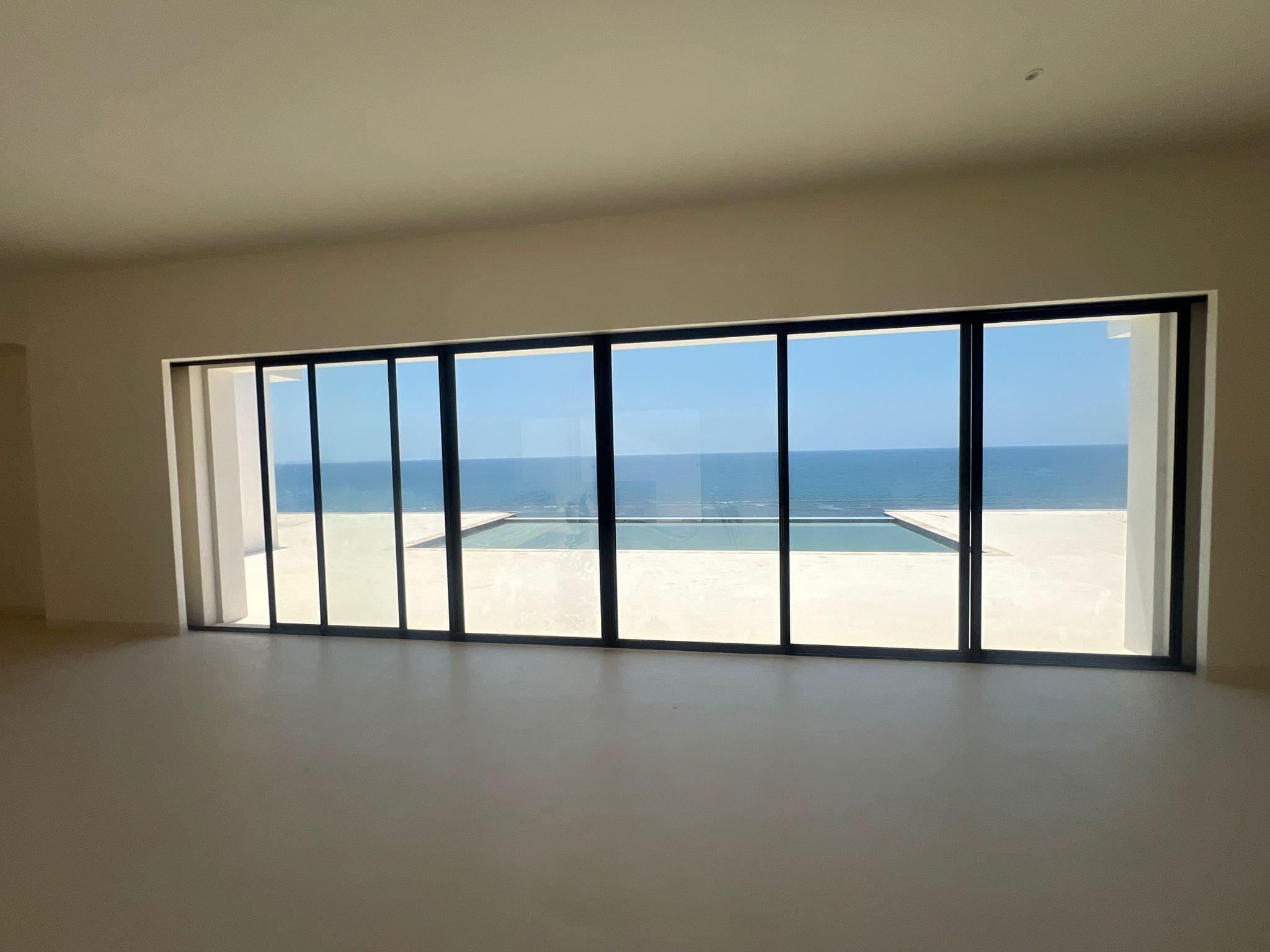 Living room with ocean view and Infinity pool view Beige mortex Voorontwerp door buro ratio architectuur & projectontwikkeling Project gelegen in Nosy Be, Madagaskar, Afrika